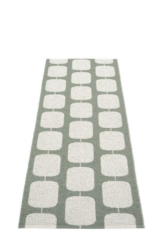 Sten Kunststoffteppich von Pappelina, 70x200 cm, mit grafischem Muster in Grau und Weiß.